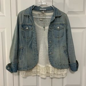 White, 3/4 sleeve shirt w/ delicate bottom ruffles